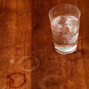 Mobilyadaki Bardak İzleri