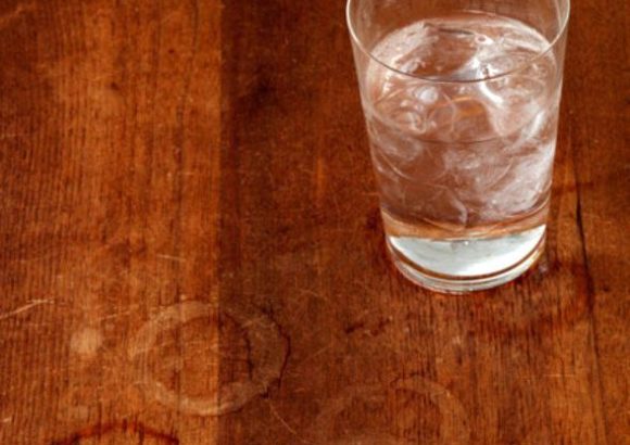 Mobilyadaki Bardak İzleri